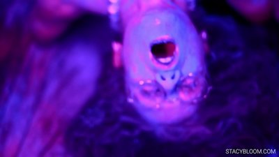 Chaqaloq kamerada onanizm qiladi va o'zini orgazmga olib keladi.